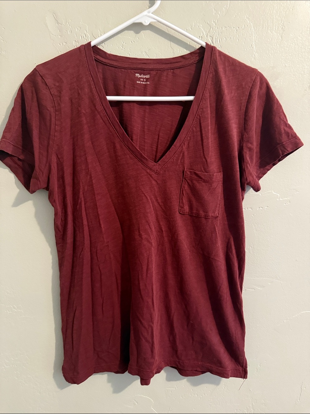 Madewell Women's V-Neck Pocket Tee in Wine